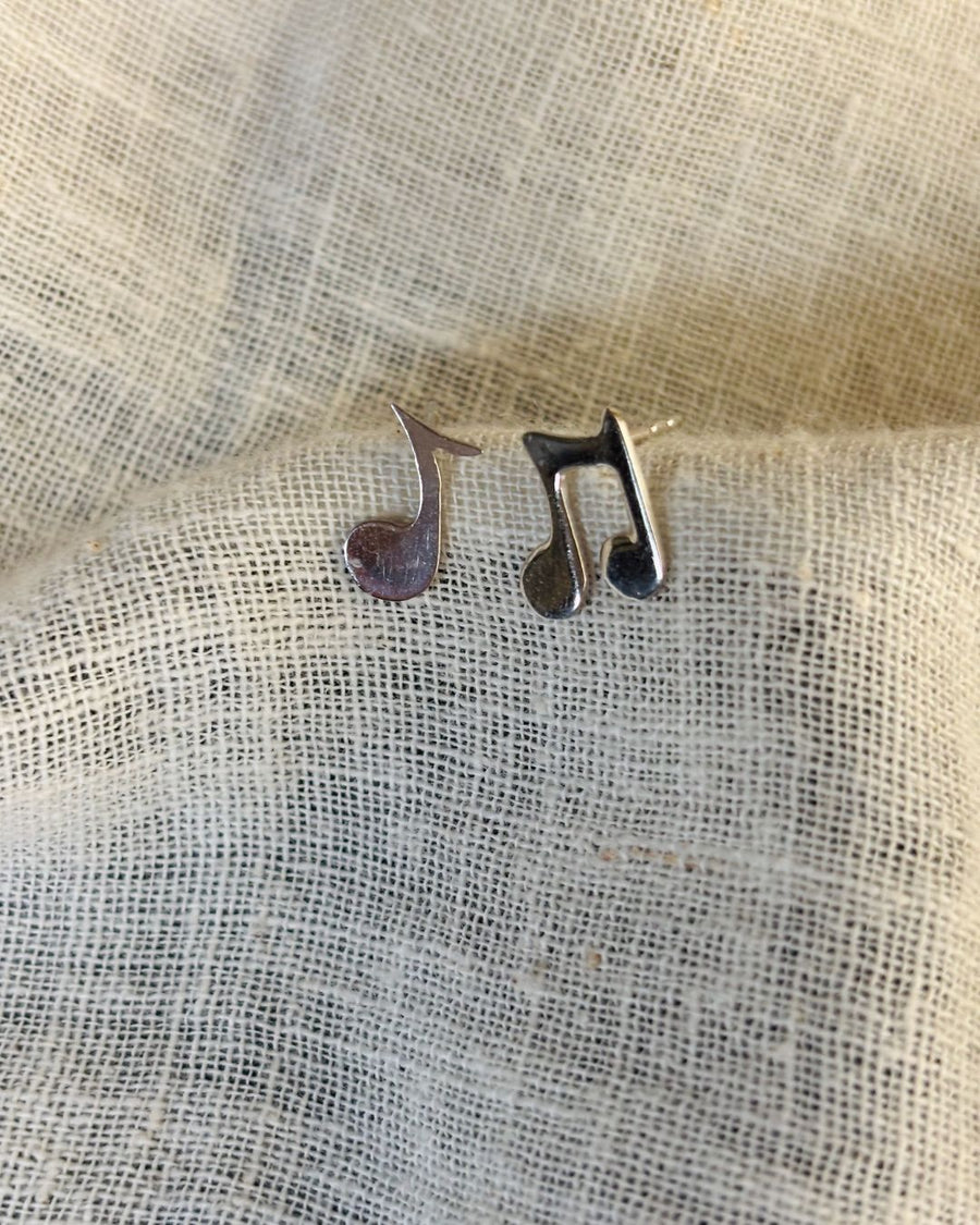 Bombae_Bling_Jewels-playful_bae-musical_to_my_ears_musical_note_studs_mismatched-earrings-silver-1